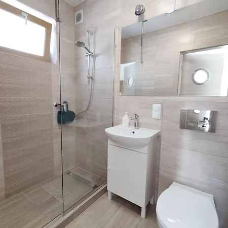 M19 - Adults Only 홈스테이